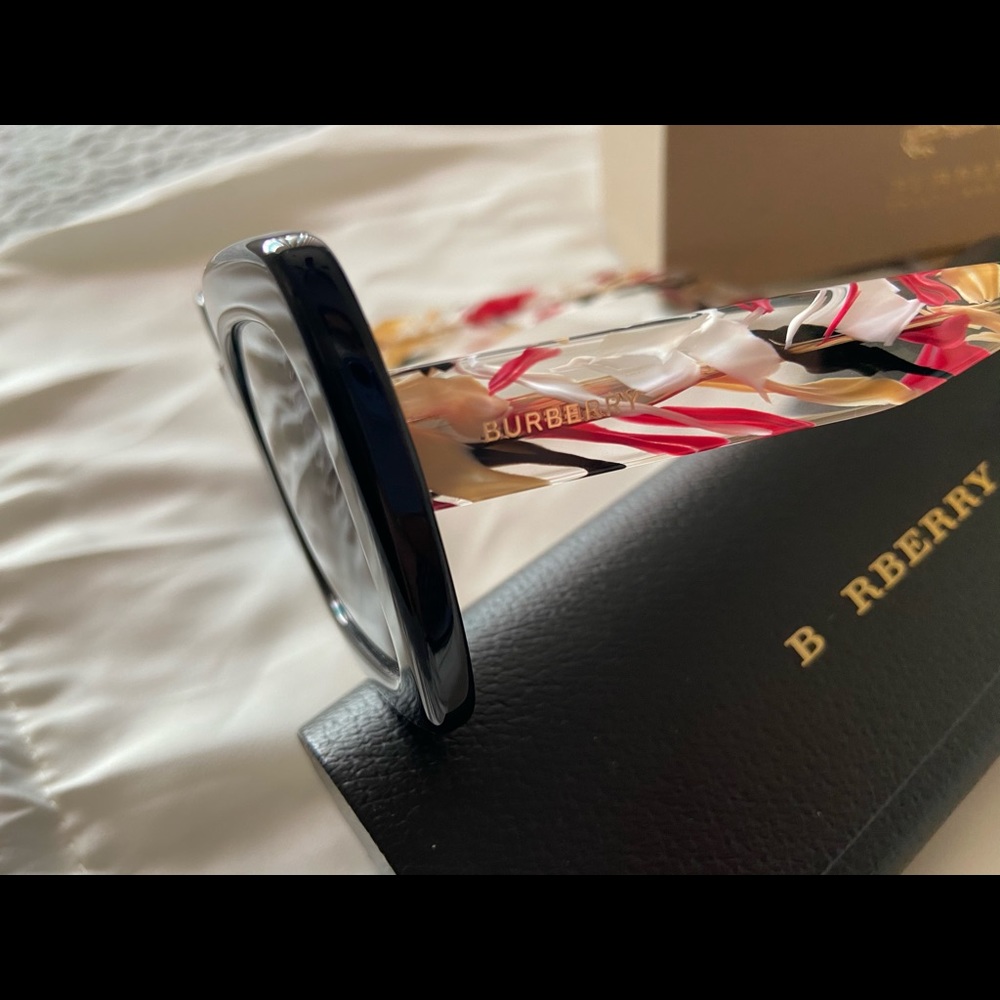 Authentic Burberry polarized sunglasses. - Picture 8 of 10